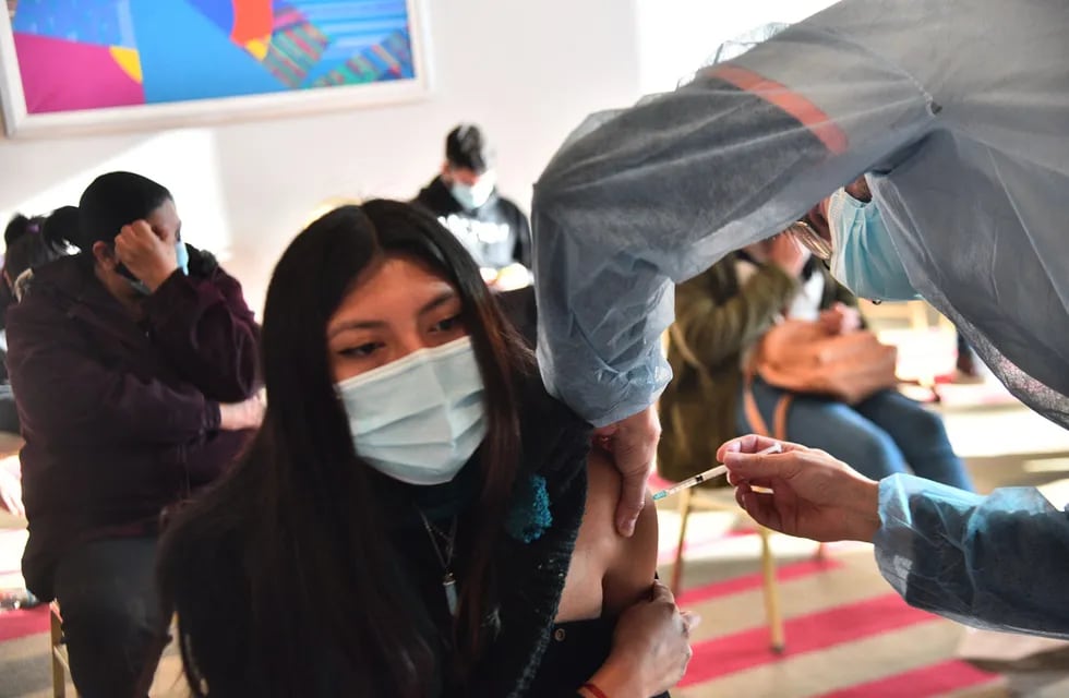 La Provincia reforzó el pedido para que los mayores de 18 años se anoten para ser vacunados contra el coronavirus. (Pedro Castillo)