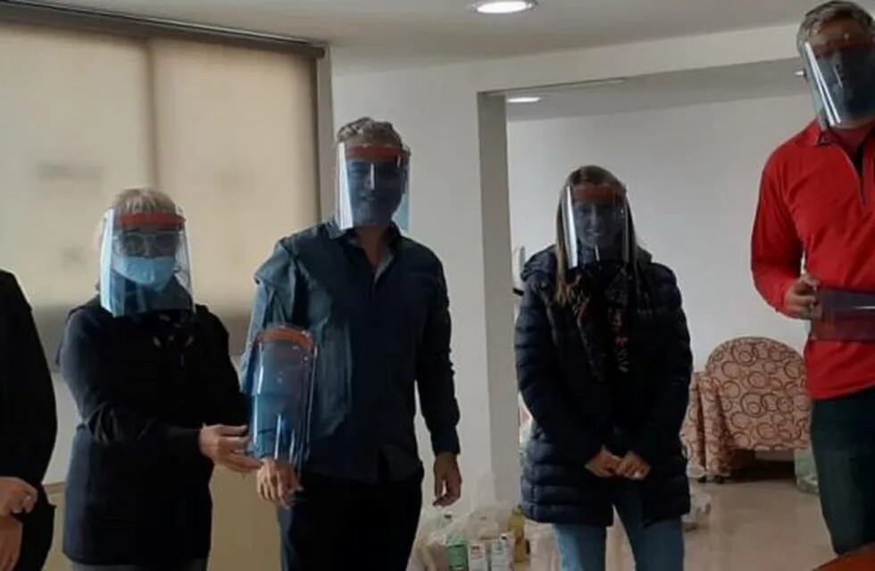 Funcionarios de la Municipalidad de Santa Rosa lucieron las máscaras que fueron entregadas por docentes del Instituto Superior Santa Rosa.