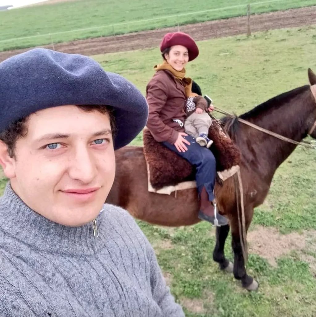 Pamela y el pequeño Felipe, en caballo. Junto a papá Emiliano cabalgan en el campo.