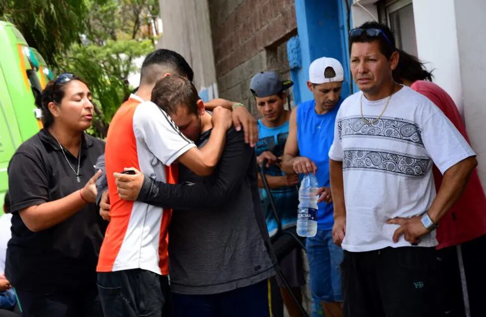 Familiares y amigos de las adolescentes acribilladas esperan fuera de la comisaría el 11/02/2017 en Florencio Varela (Provincia de Buenos Aires, Argentina). Dos adolescentes fueron asesinadas y otras dos se hallaban en estado crítico despuu00e9s de que al men