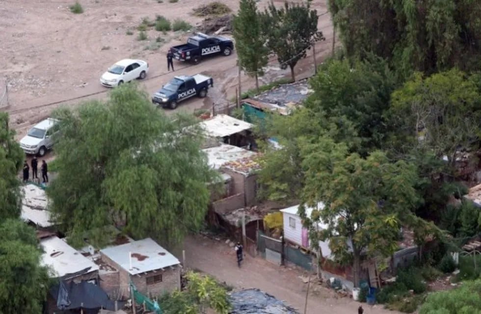 Fuerte operativo, allanamientos y detenciones en el asentamiento Campo Papa y Barrio Puesta del Sol de Godoy Cruz.