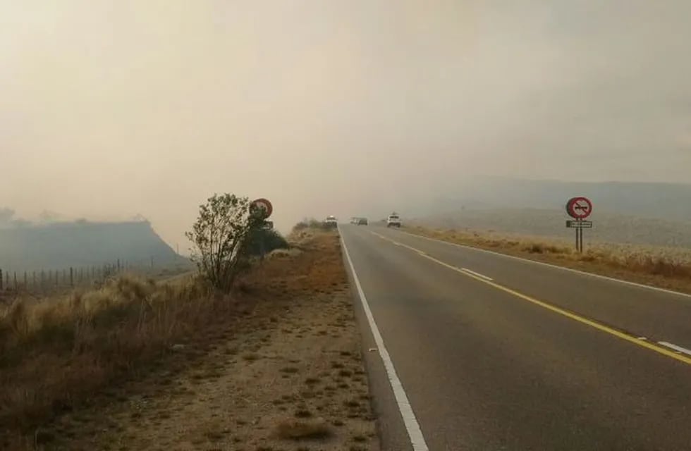 Incendios y humo en la zona del Camino del Cuadrado (Foto: Guillermo Lehmann para La Voz).