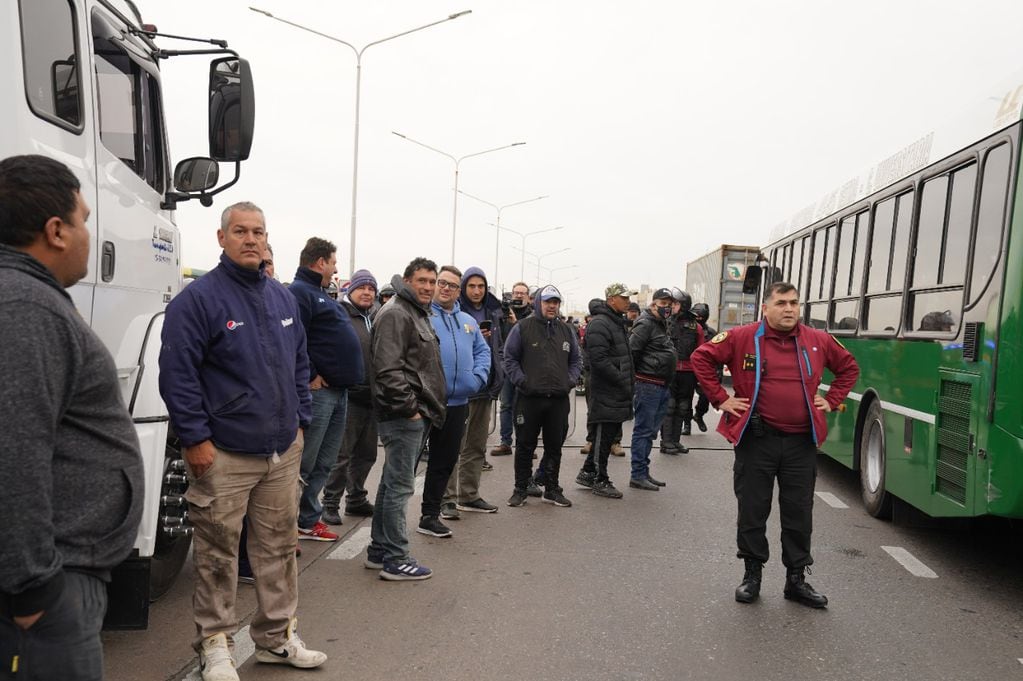 Los camioneros protestan, en un día marcado por el asesinato de un transportista.