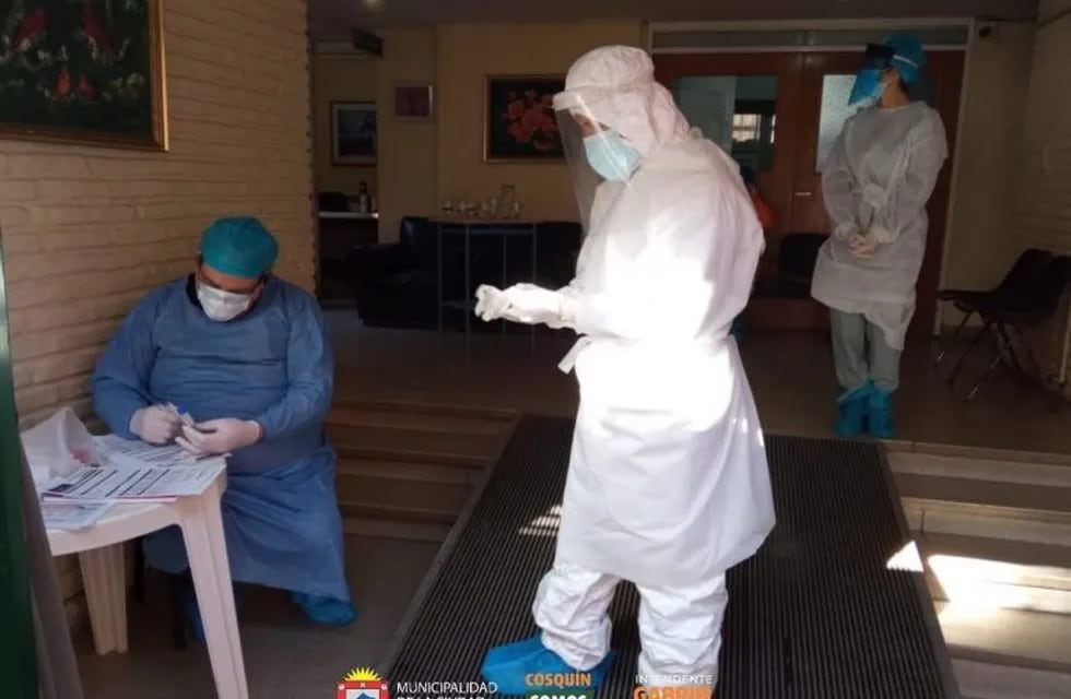 24 casos positivos de coronavirus en Cosquín, tras el brote en la Clínica Sarmiento. (Foto: Facebook / Municipalidad de Cosquín Oficial).
