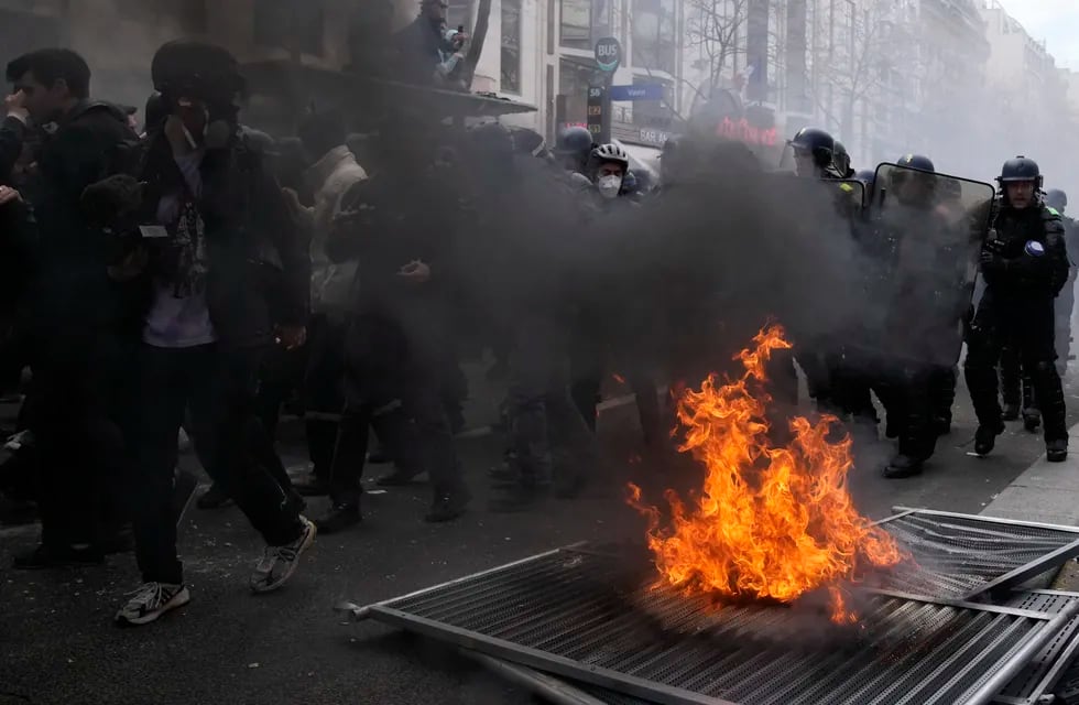 Nuevos disturbios azotan a Francia, y los sindicatos continúan en pie de lucha contra la reforma previsional. Foto: AP Foto / Christophe Ena.