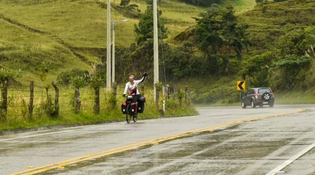 Alanís por las rutas de Ecuador en un día lluvioso (Facebook)