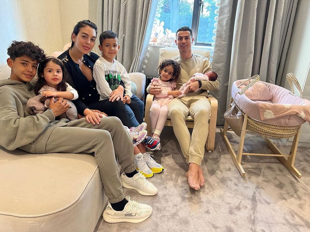 La primera foto de Cristiano Ronaldo con su bebé recién nacida.