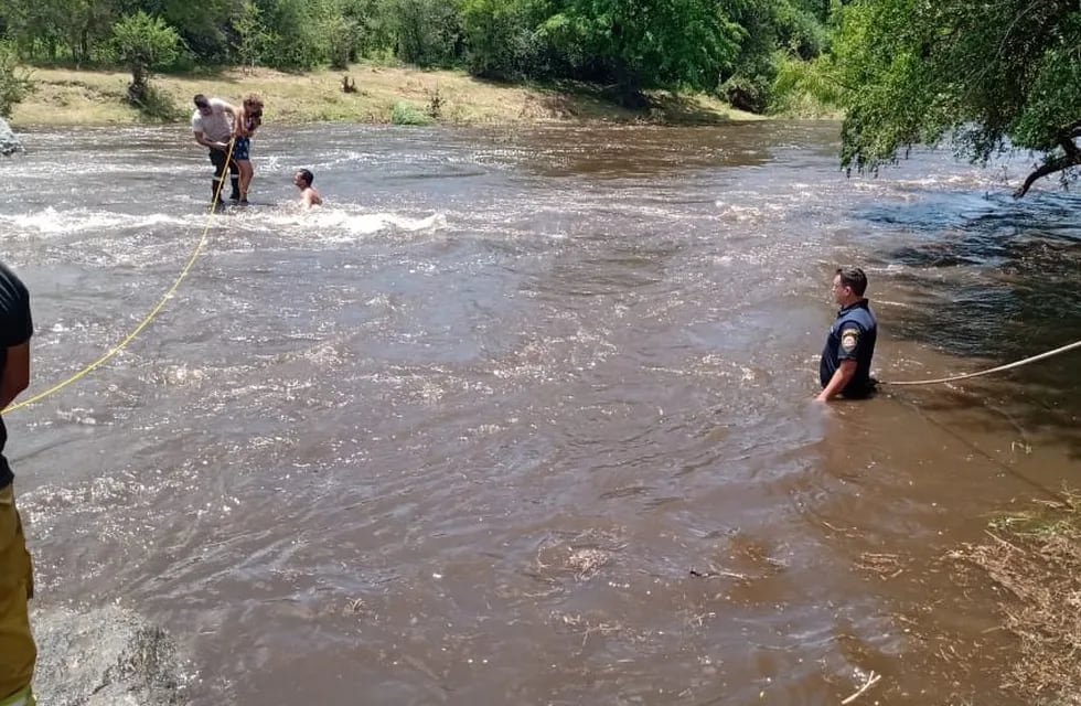 Tres mujeres fueron asistidas ante el aumento del caudal de agua en el río.