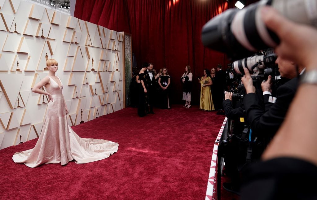 Jessie Buckley en la alfombra roja de los Premios Oscar 2022. (AP)
