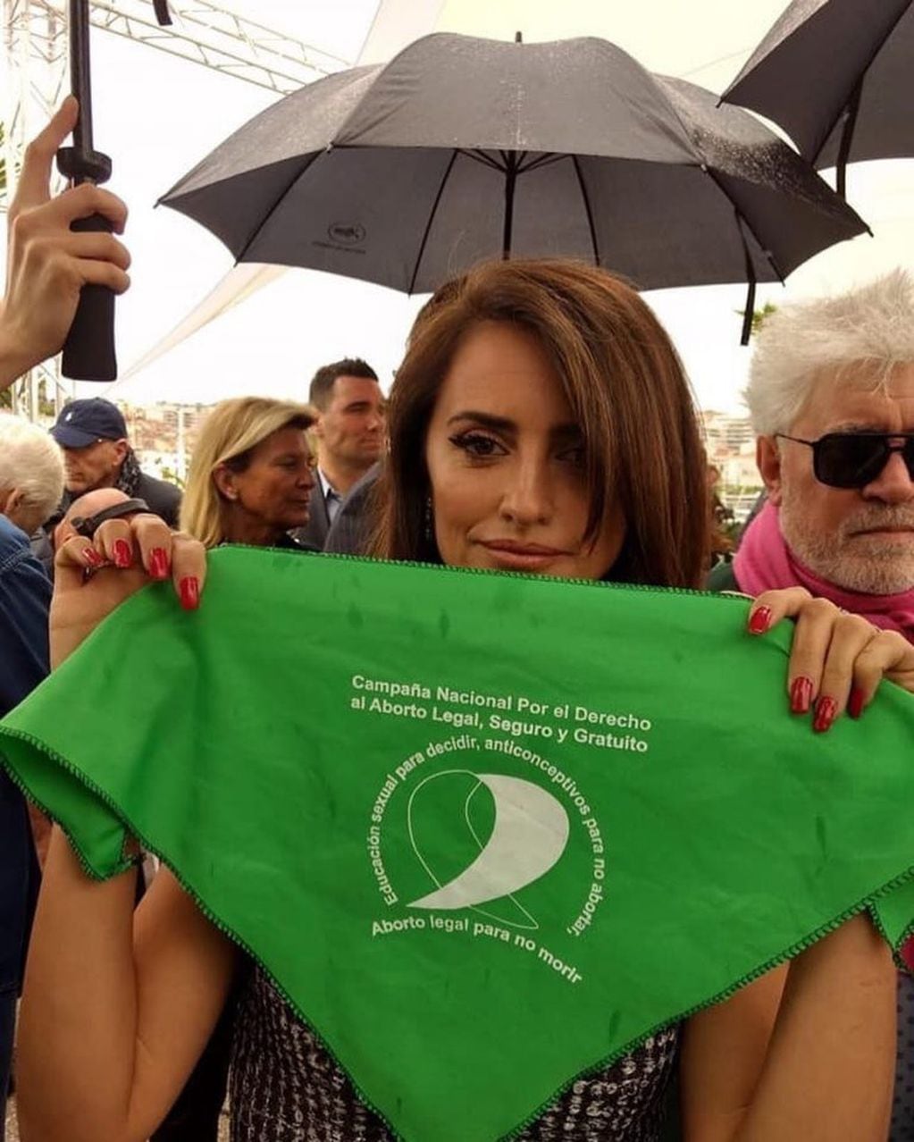 Penélope Cruz con el pañuelo de la campaña del Aborto Legal.