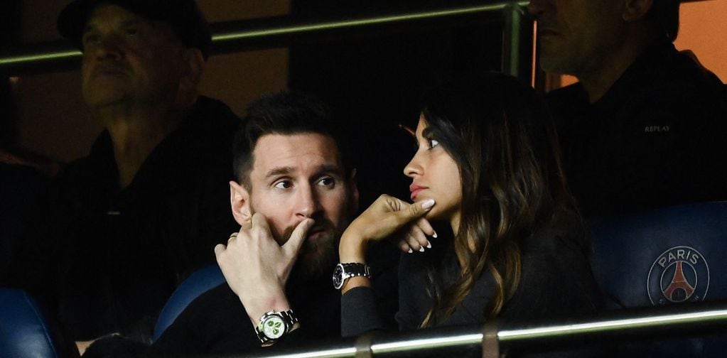 Lionel Messi junto a Antonela Roccuzzo en el partido que jugaron PSG y Benfica en París.