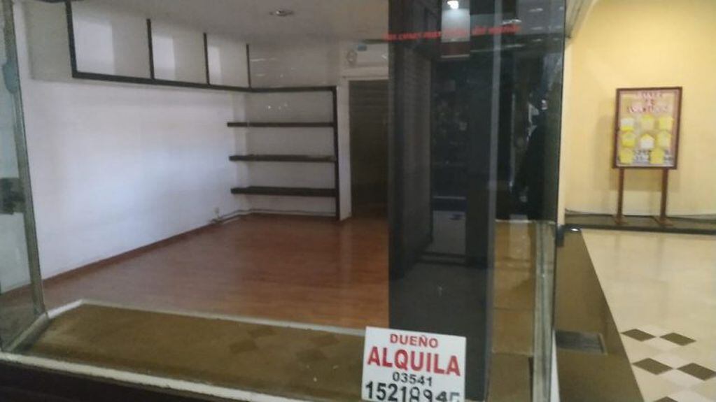 Carteles de "Dueño alquila" se repite en cada local vacío. (Foto: gentileza Claudio Tondo).