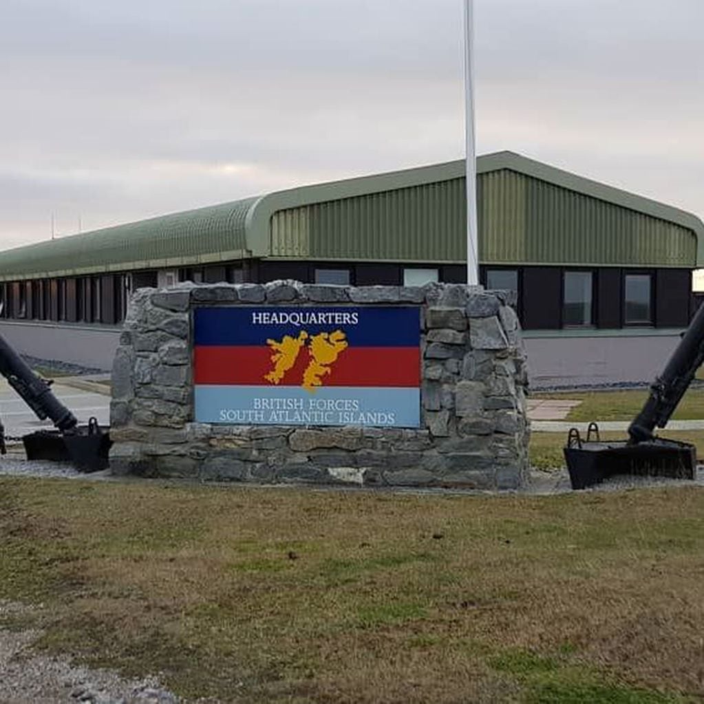 El Complejo de Mount Pleasant, sede de las BFSAI (sigla en inglés de Fuerzas Británicas de las Islas del Atlántico Sur). Allí, también funciona el principal aeropuerto de las Malvinas.