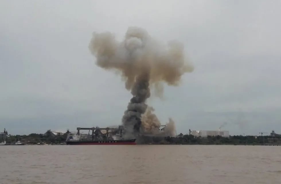 La explosión se produjo en un sector de la planta de la empresa Cofco, ex Nidera, en Puerto San Martín (@javier_viola)