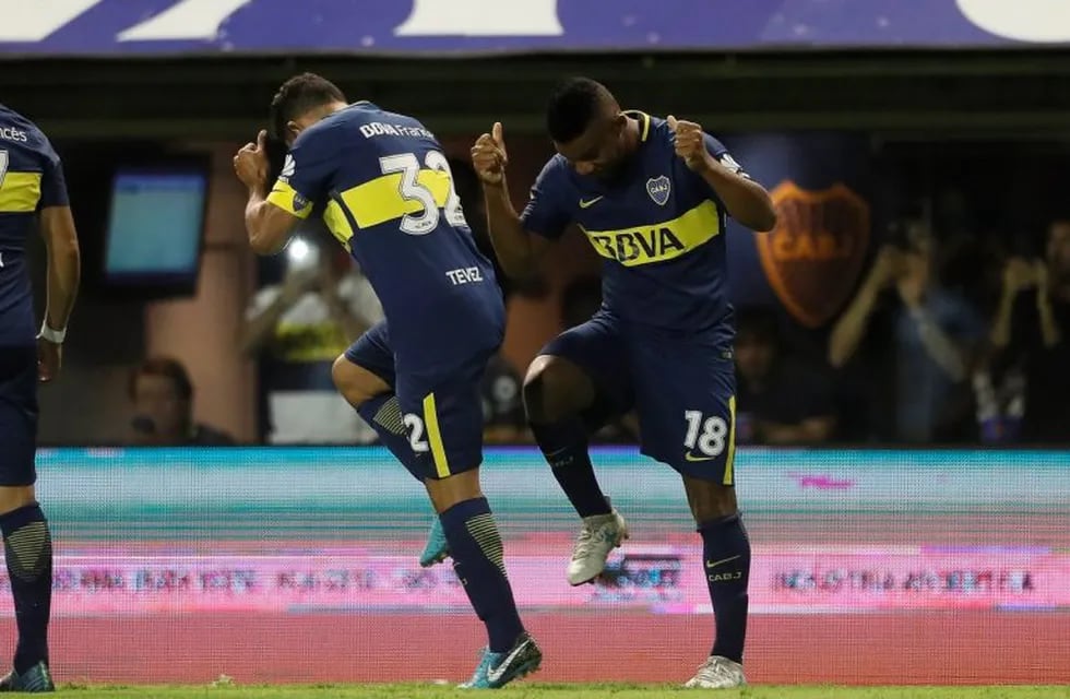 El colombiano Fabra le dio el triunfo a un Boca que no lució pero mantiene distancias en la cima de la Superliga.