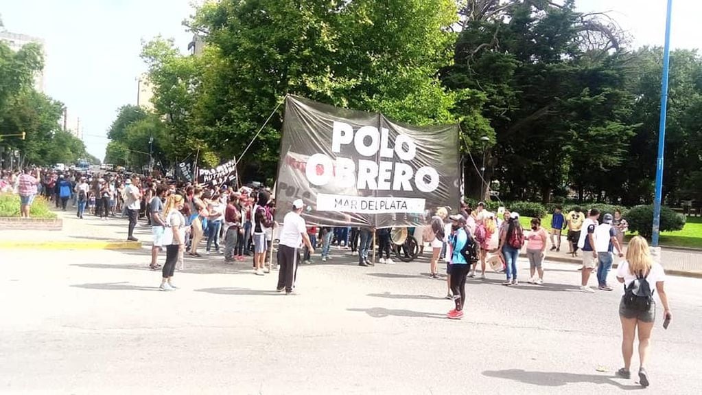 Piedrazos y patadas en la puerta de la Municipalidad de Mar del Plata en reclamo al aumento del salario mínimo