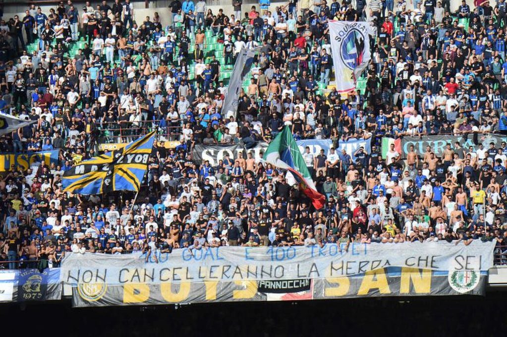 Inter Milan supporters deploy a banner against Inter Milan's forward and captain from Argentina Mauro Icardi after the release of his book 'Sempre avanti' during the Italian Serie A football match Inter Milan vs Cagliari at "San Siro" Stadium in Milan on October 16,  2016. / AFP PHOTO / GIUSEPPE CACACE