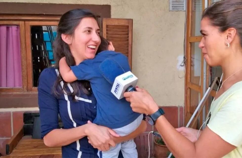 Lorenzo y su mamá, Victoria Irusta, agradeciendo al policía que le salvó la vida por teléfono. (Puntal.com)