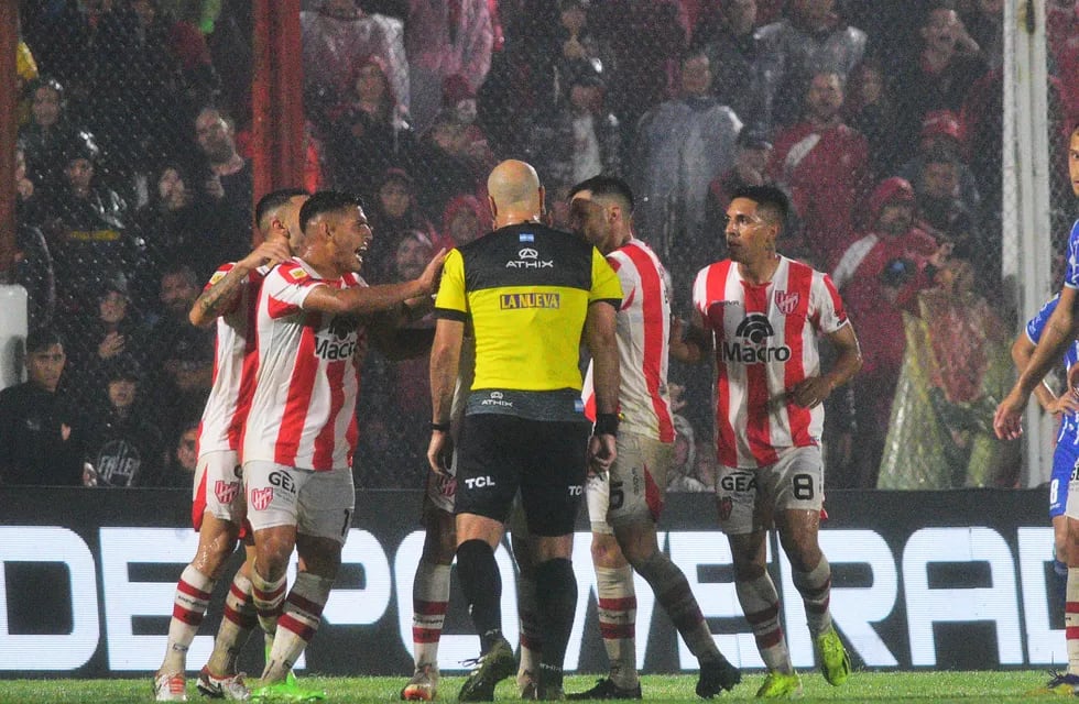 El encontronazo entre Jorge Baliño y el capitán de Instituto, Fernando Alarcón. El árbitro pidió disculpas por el empujón (La Voz).