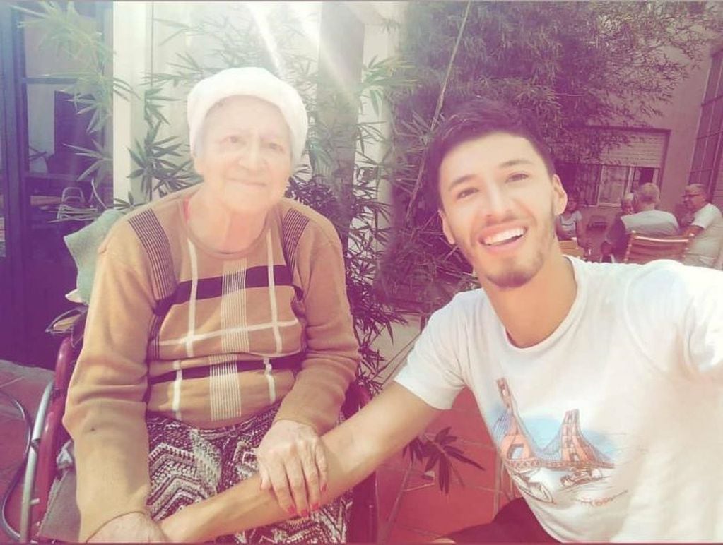 Lucas Chacón junto a su abuela de 91 años.
Crédito: Lucas Chacón