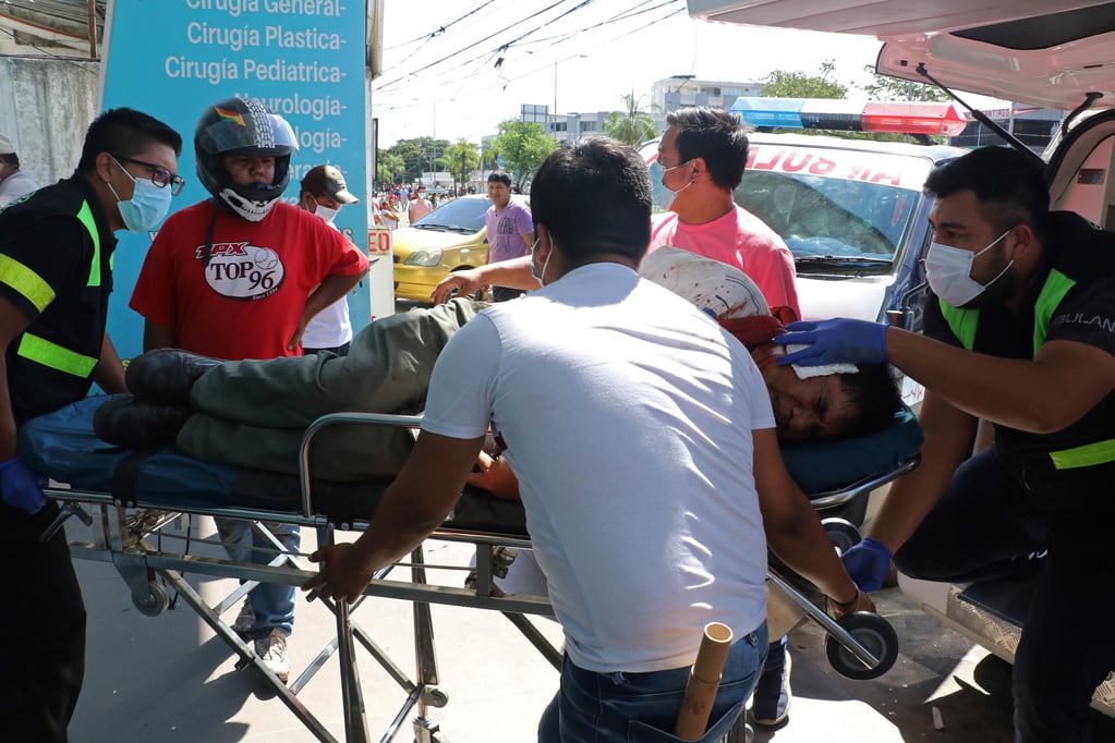 Paramédicos trasladan a un herido durante enfrentamientos producidos entre ciudadanos afines al gobierno del presidente de Bolivia, Luis Arce, y opositores, durante la primera jornada de paro indefinido, en Santa Cruz (Bolivia).