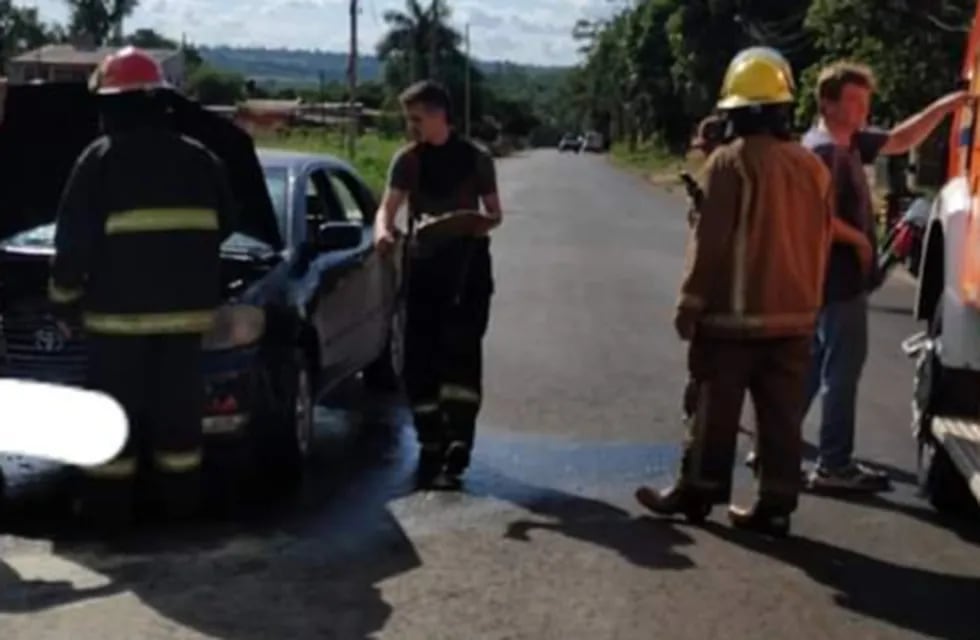 Un auto oriundo de Brasil se incendió en plena calle en Puerto Iguazú.