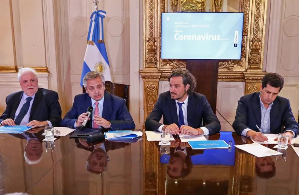 This handout picture released by the Argentine Presidency shows Argentina's President Alberto Fernandez (2-L), Health Minister Gines Garcia (L), Chief Cabinet Santiago Cafiero (2-R) and Interior Minister Eduardo de Pedro, attending a cabinet meeting to evaluate measures to contain the new Coronavirus, COVID-19, at Casa Rosada, in Buenos Aires, on March 10, 2020. (Photo by - / ARGENTINE PRESIDENCY / AFP)