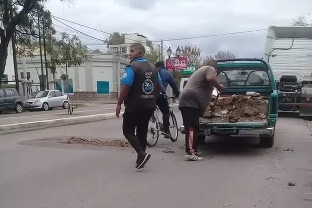 Cadetes taparon baches ante la falta de acción de la Municipalidad de Salta