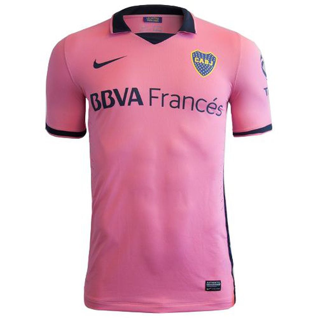 Uno de los diseños más polémicos: el rosa en la camiseta de Boca.