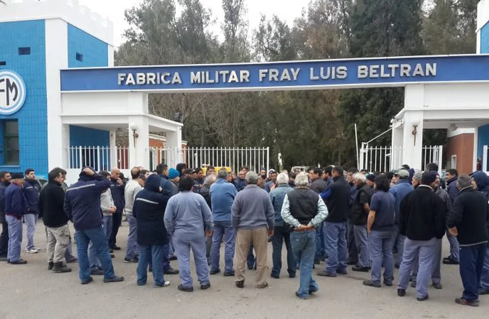 EL personal fue a pedir explicaciopnes a las autoridades de la Fábrica Militar de Fray Luis Beltrán. (Archivo)