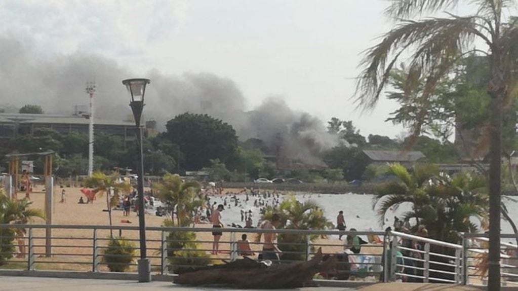 El incendio visto desde la playa de la Costanera de Posadas.