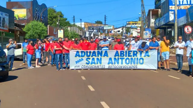Comerciantes de San Antonio protestaron en la aduana de Irigoyen por  la habilitación del paso con Brasil