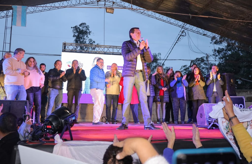 Carlos Sadir es el candidato a gobernador por el frente Cambia Jujuy. El cierre de su campaña fue con una caravana por barrios capitalinos y un acto final en la Federación Gaucha Jujeña junto al gobernador Gerardo Morales y al intendente Raúl Jorge.