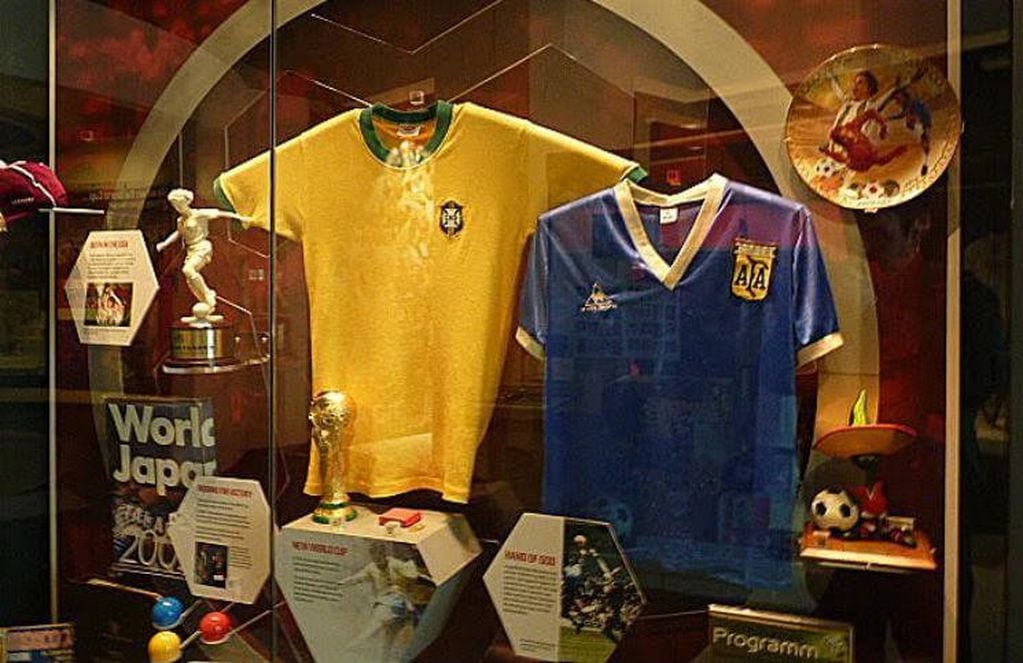La camiseta de Diego Maradona es echibida en el Museo del Fútbol de Manchester.