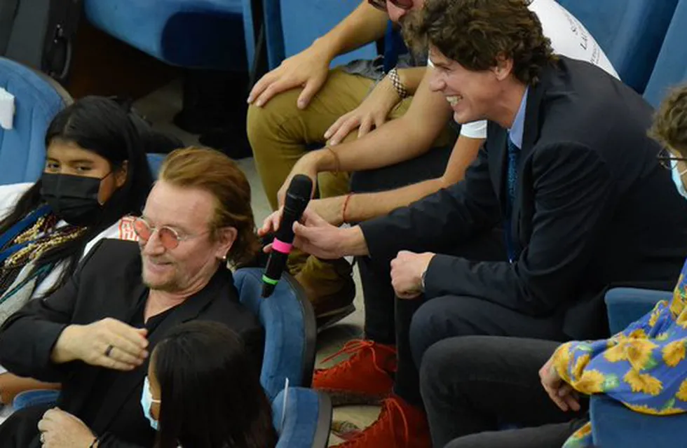 Bono le pasa el micrófono a Martín Lousteau para que traduzca al español lo que dijo, en el evento que se organizó con el papa Francisco.