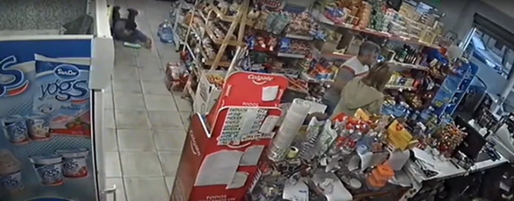 Vio entrar a dos ladrones a un supermercado de La Plata y escondió sus pertenencias en una góndola.
