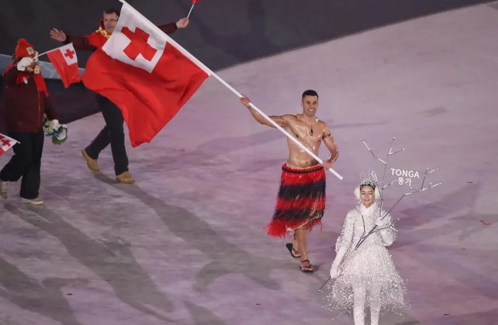 El tongano Pita Taufatofua volvió a desfilar desnudo en la inauguración de los Juegos Olímpicos PyeongChang 2018. REUTERS/Sean M. Haffey