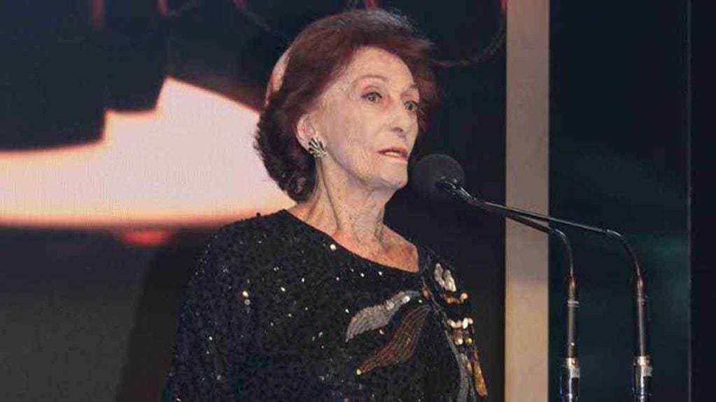 Hilda Bernard, emocionada durante el reconocimiento en la fiesta de los Premios Martin Fierro 2015. 