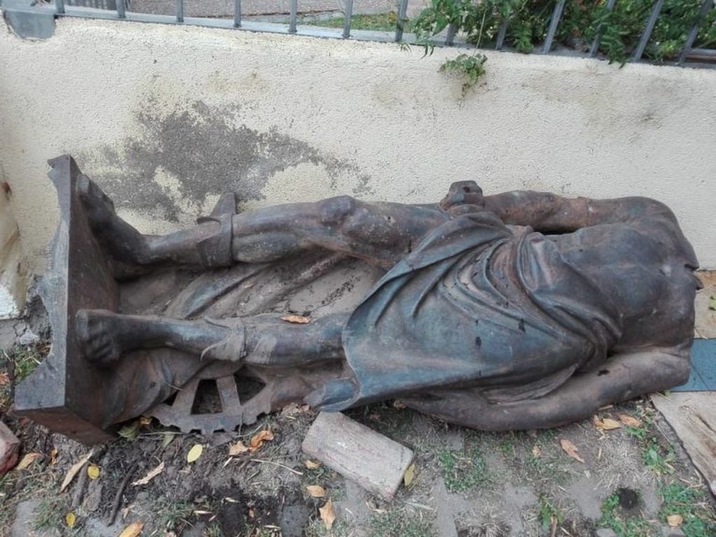 La estatua recuperada por la Policía de Córdoba y que estuvo durante años en la Plaza Colón y había desaparecido. (Foto gentileza Policía de Córdoba)