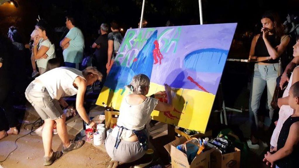 Dos artistas locales se sumaron pintando un cuadro durante el evento (Plan B Noticias)