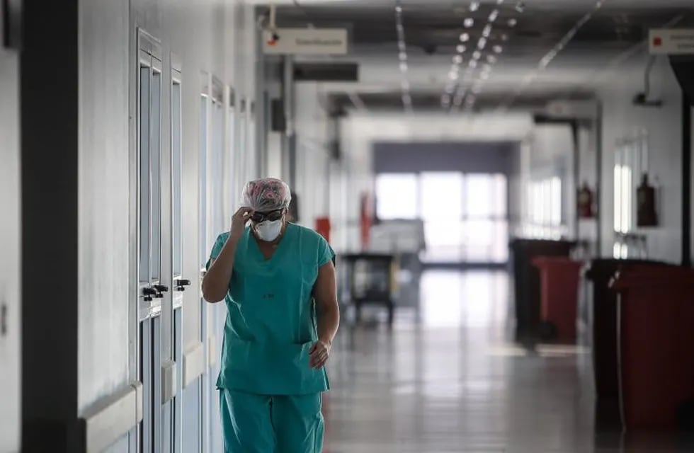 Personal sanitario circula por los pasillos del Hospital El Cruce, en Florencio Varela. (Foto: Juan Ignacio Roncoroni/EFE)