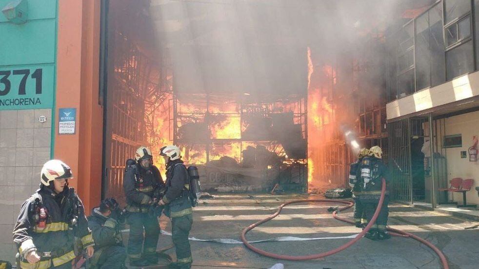 Un incendio en un depósito de la zona del Abasto, a 200 metros del Shopping.
