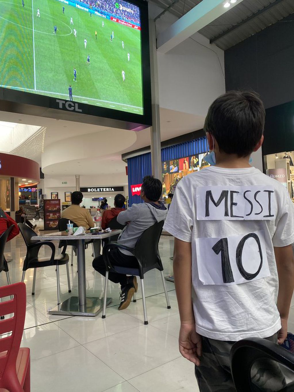 El niño que se dibujó la camiseta de Messi para alentar a la Selección que se volvió viral.