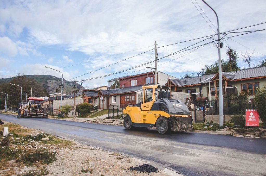 Hasta la fecha se colocaron 850 toneladas de asfalto y se pavimentó la calle Bahía de los Abrigos y avanzan en Río Claro y en Bahía Margarita donde continuarán trabajando en los próximos días .