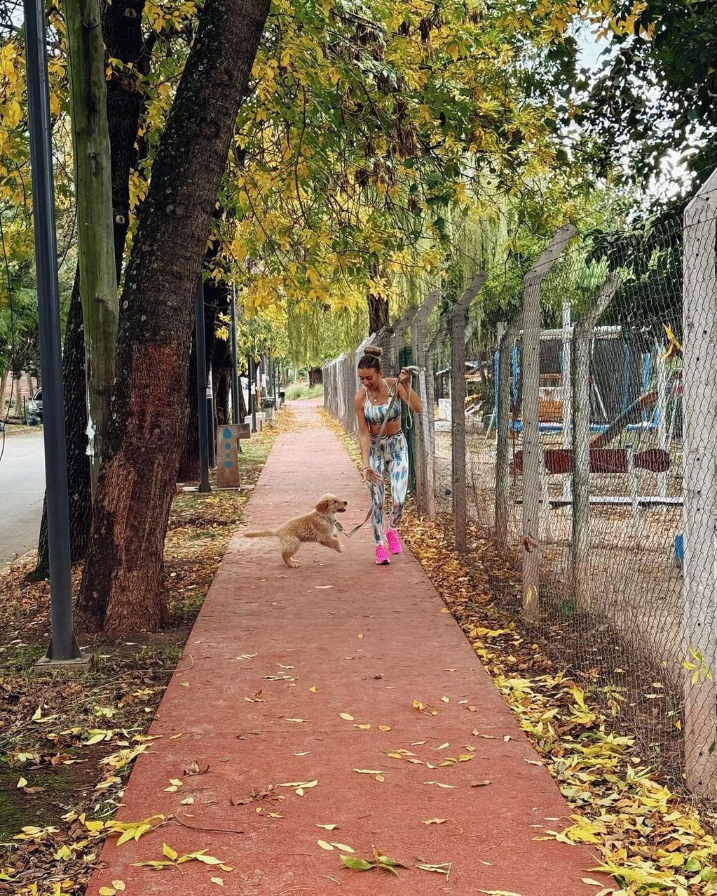 Morena Beltrán salió a correr con su perro y conquistó corazones con su outfit deportivo
