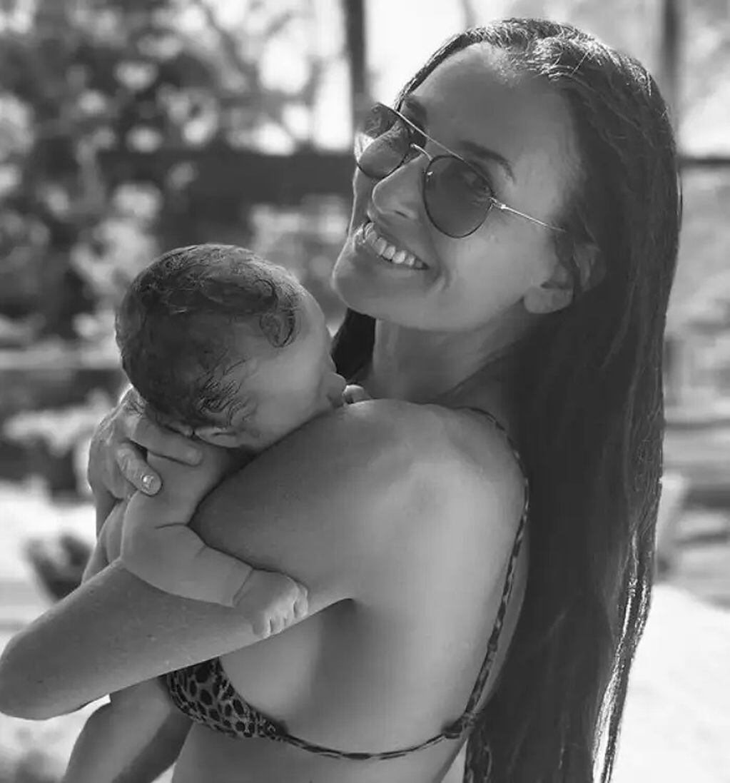 La actriz posó ante la cámara con nieta recién nacida e impactó con su microbikini de estampado leopardo / Foto: Instagram