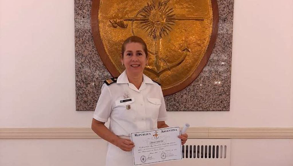 La suboficial enfermera Maizares se retira de la Armada, pero "mi uniforme siempre va estar listo", afirma.