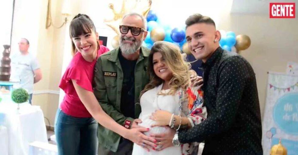 Romina Pereiro y Jorge Rial acompañaron a Morena y Facundo en el babyshower de Francesco (Foto: Gente)