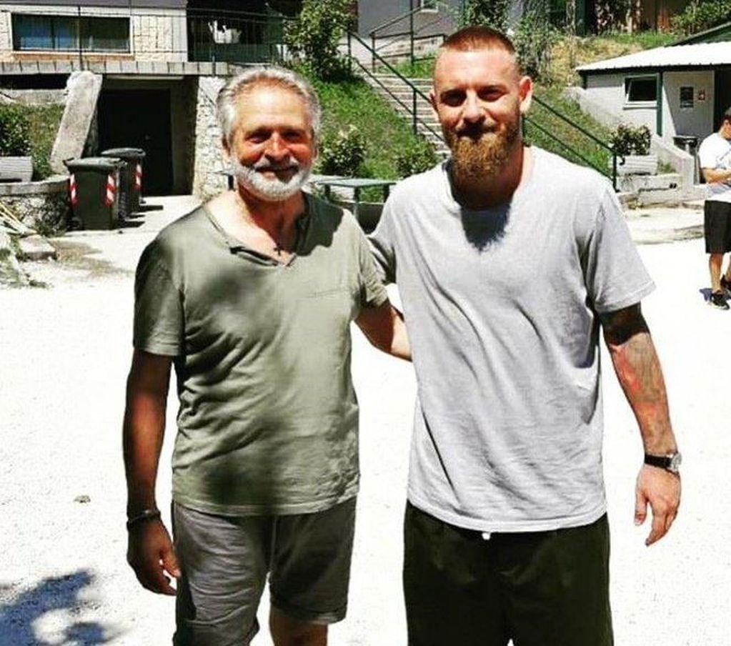 Daniele De Rossi, se sacó fotos con hinchas en italia. (Web)