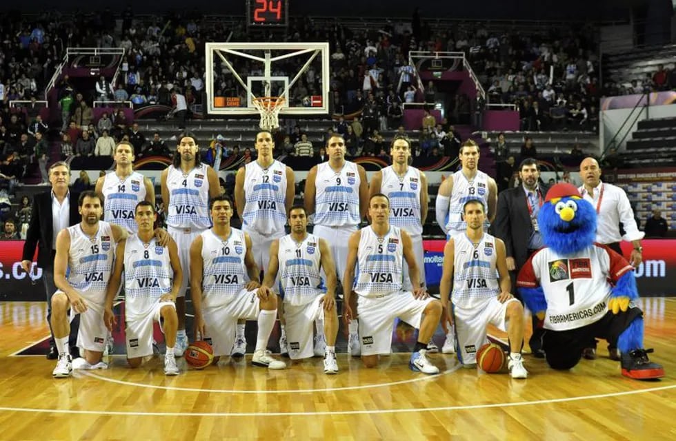 equipo plantel formacion basquetbolistas argentinos \r\n\r\nArgentina's national basketball team pose at the beginning of the FIBA Americas Championship qualifier for the 2012 Olympics Games in Mar del Plata in this handout photo taken August 30, 2011 and released to Reuters on September 11, 2011. The members of the team are (rear L-2nd R): Emilio Jasen, Luis Scola, Martin Leiva, Juan Pedro Gutierrez, Fabricio Oberto, Andres Nocioni, co-trainer Gonzalo Garcia, (front L-R) coach Julio Lamas, Guillermo Kammerichs, Pablo Prigioni, Carlos Delfino, Alfredo Quinteros, Emanuel Ginobili and Juan Ignacio Sanchez. REUTERS/FIBA/Handout (ARGENTINA - Tags: SPORT BASKETBALL) FOR EDITORIAL USE ONLY. NOT FOR SALE FOR MARKETING OR ADVERTISING CAMPAIGNS. THIS IMAGE HAS BEEN SUPPLIED BY A THIRD PARTY. IT IS DISTRIBUTED, EXACTLY AS RECEIVED BY REUTERS, AS A SERVICE TO CLIENTS mar del plata  campeonato torneo preolimpico FIBA Americas 2011 basquet basquebolistas partido seleccion argentina brasil